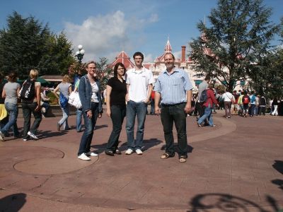 Ute, Lena, David und Jürgen vor dem Disneyland Hotel